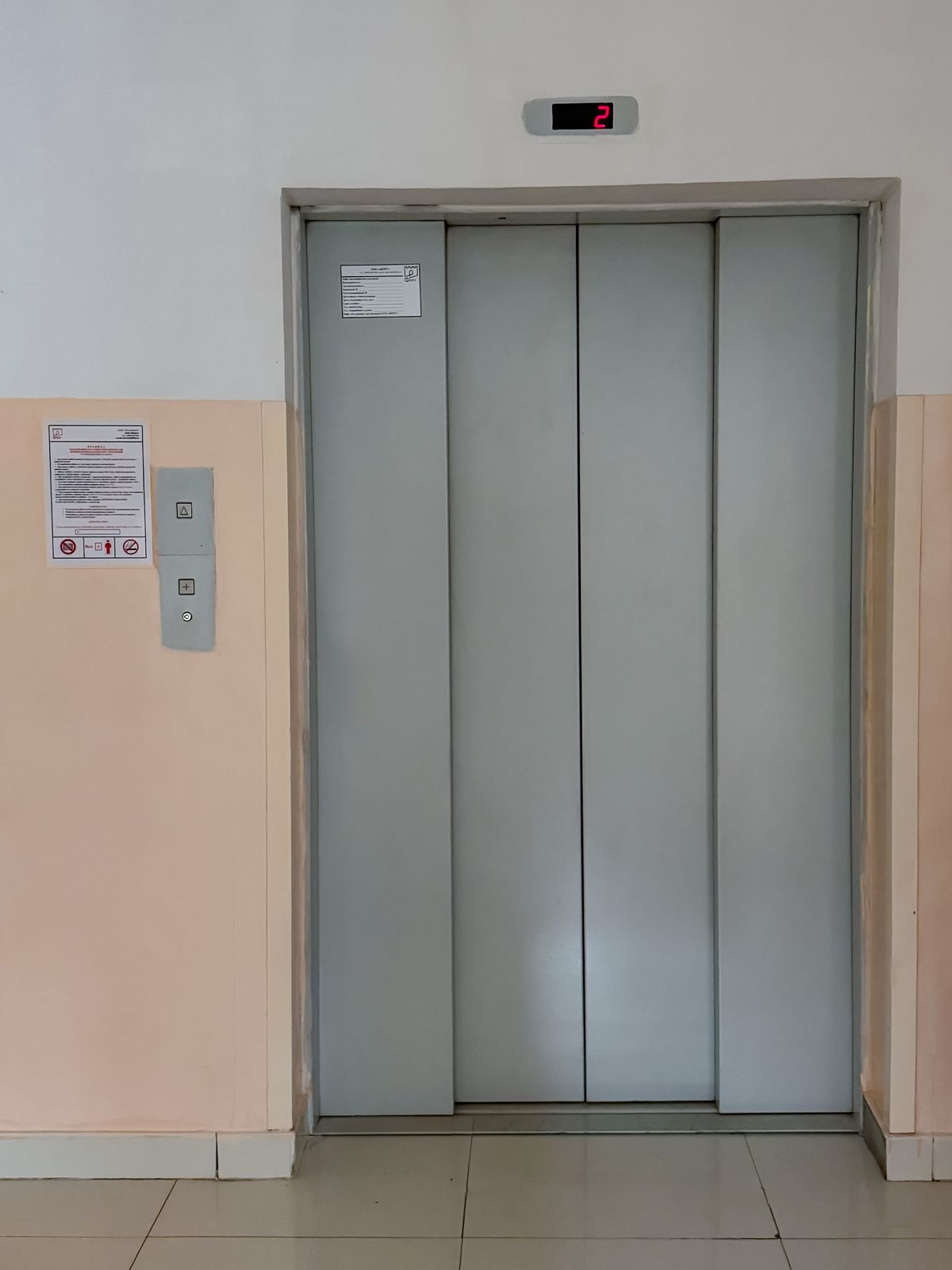 Четырёхстворчатые двери шахты и табло положения кабины